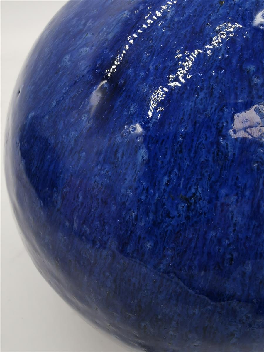 Boule de jardin en céramique émaillée bleu roi 20 cm