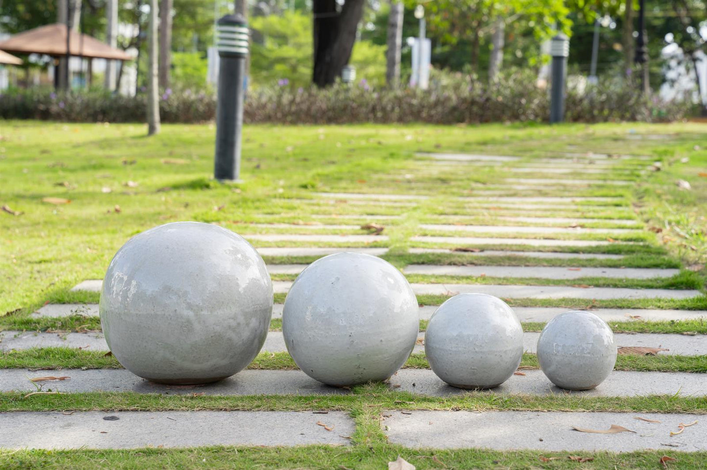 Lot de 4 boules de jardin en céramique émaillées gris-blanc