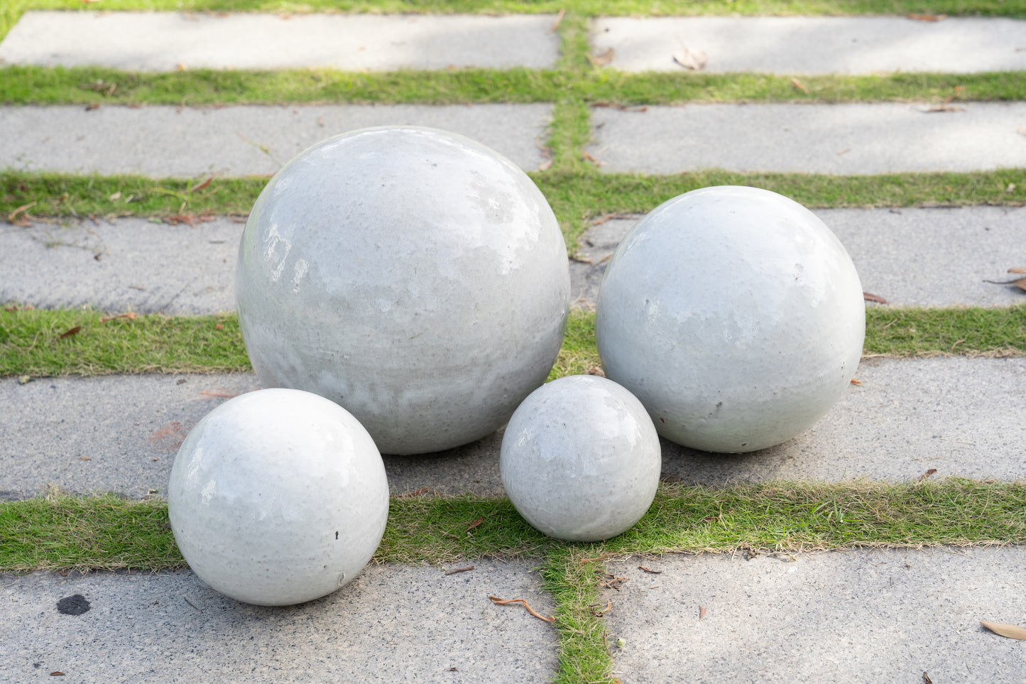 Gartenkugeln Rosenkugeln Keramik 3er Set Grau-Weiß glasiert