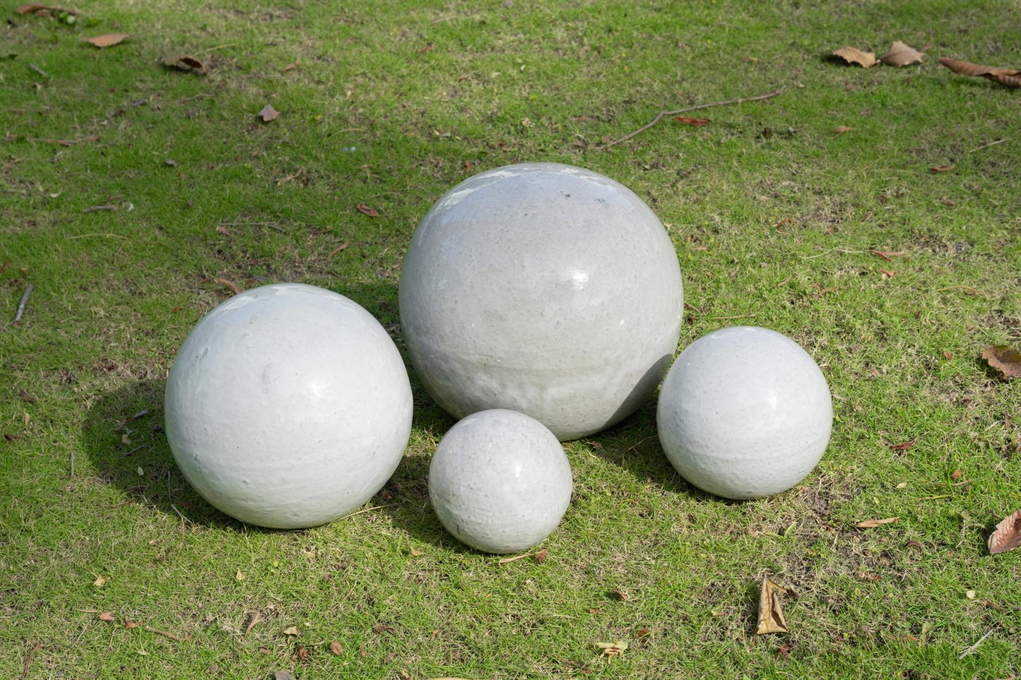 Gartenkugeln 3er Set Grau-Weiß 12-20 cm