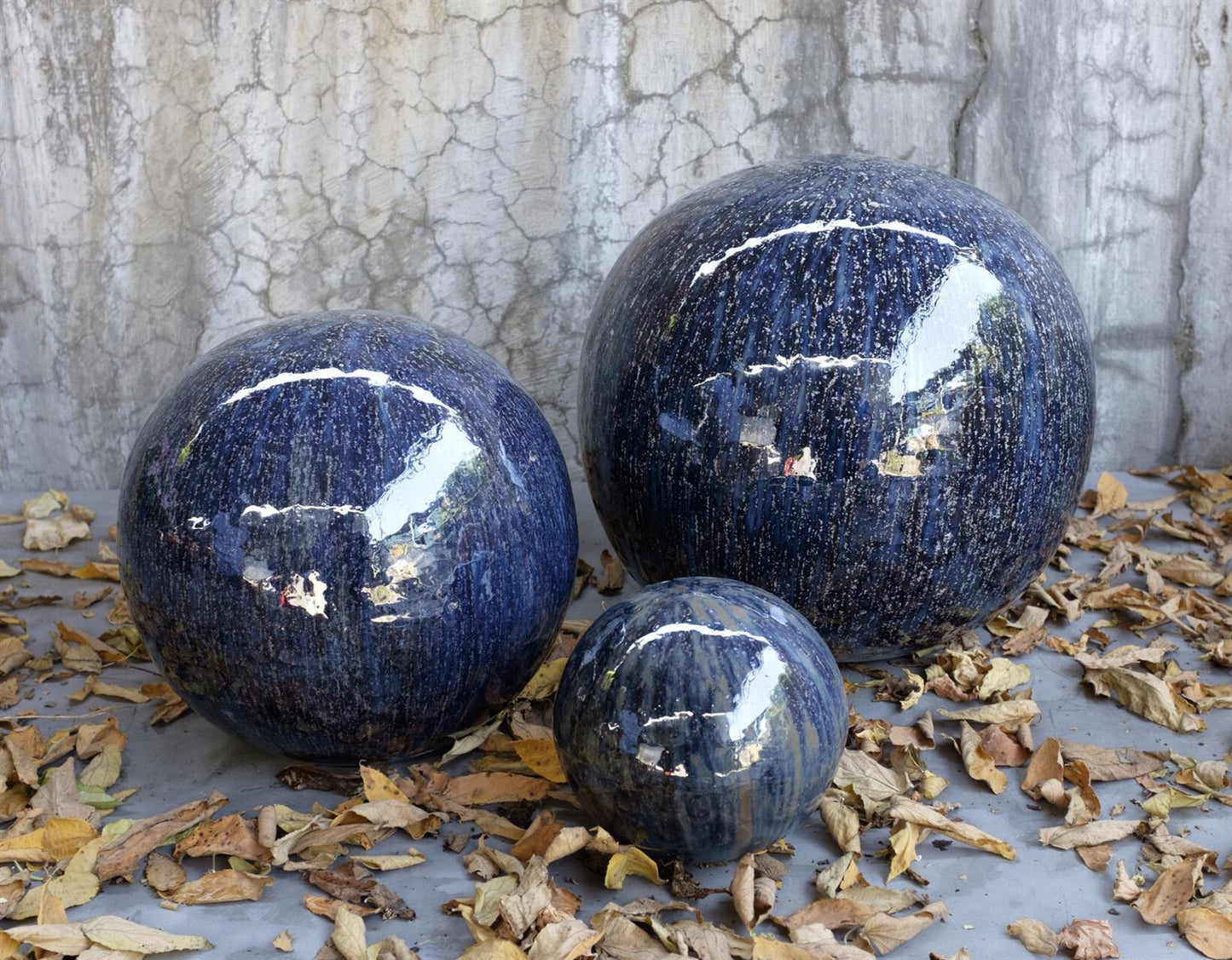 Lot de 5 boules de jardin en céramique émaillées bleu rouille