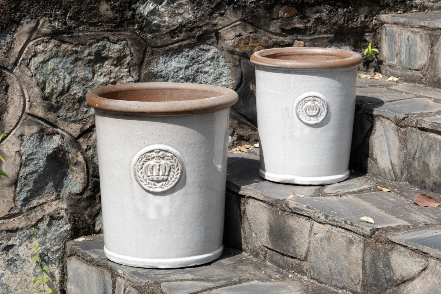Provence Pflanzkübel mit 2 Kronen - Handgefertigt für Ihren Garten 33x38cm October Gray