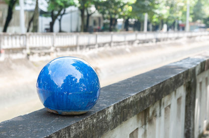 Boule de jardin en céramique émaillée bleu roi 16 cm