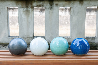 Boule de jardin en céramique émaillée bleu roi 16 cm