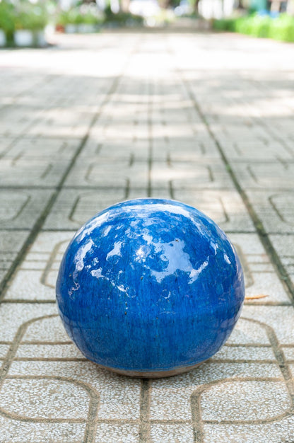 Boule de jardin en céramique émaillée bleu roi 16 cm