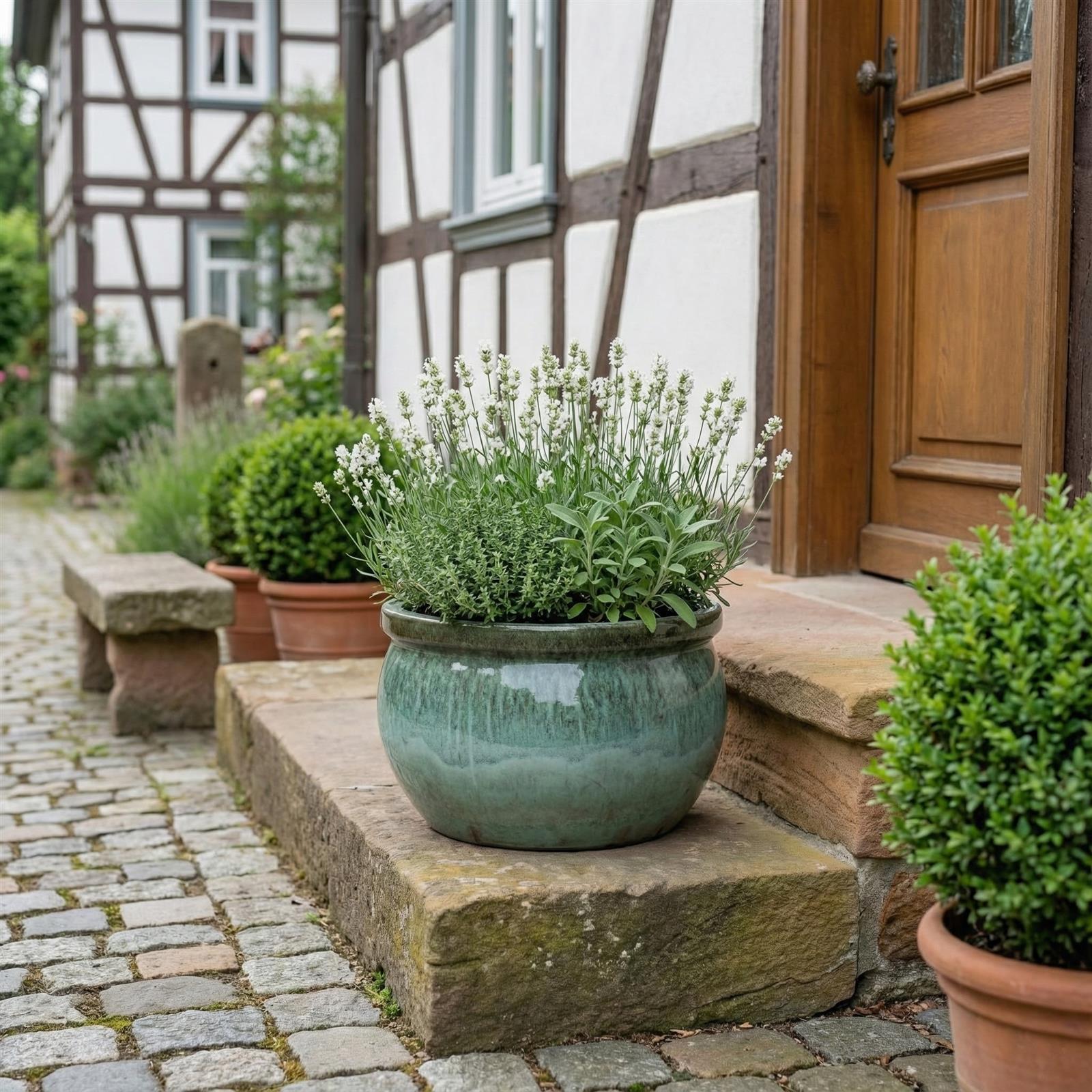 Gruppe von grünen Pflanzschalen in verschiedenen Größen auf Terrasse