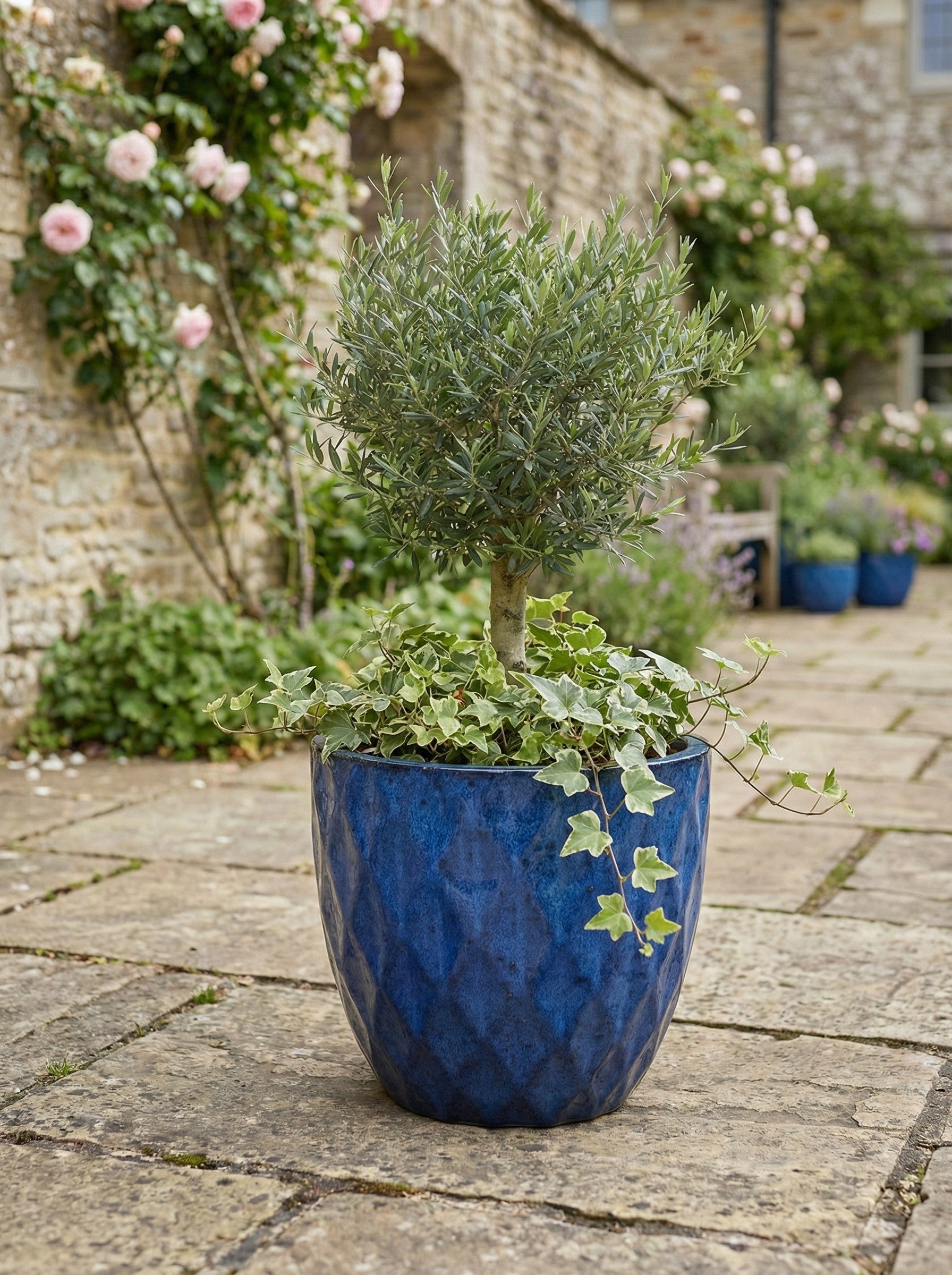 pflanztopf-keramik-royal-blau-diamant-struktur-frostfest-29cm