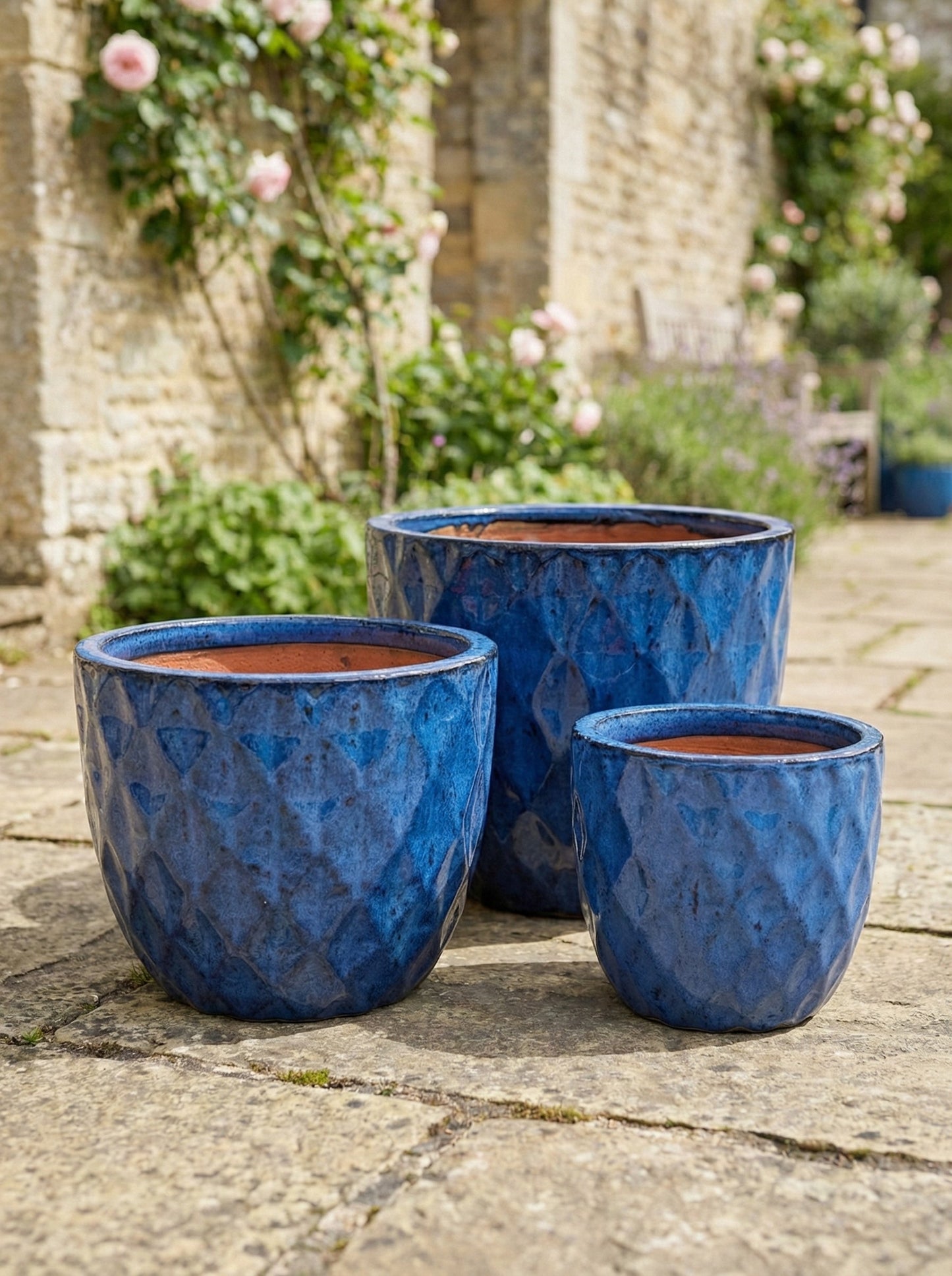 keramik blumentopf blau glaisert auf Steinterrasse