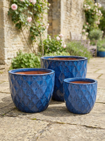 keramik blumentopf blau glaisert auf Steinterrasse