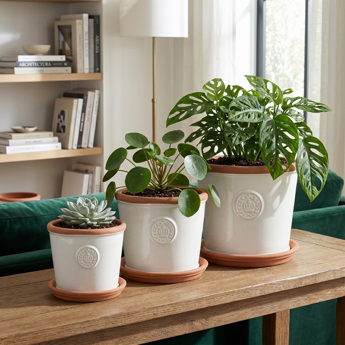 Teramico Pflanzgefäß-Set Provence Cremeweiß mit Krone-Motiv & Terracotta-Teller