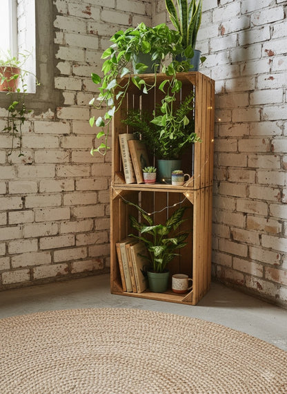 Rustikales Bücherregal gebaut aus 6 alten Obstkisten Vintage Natur im Wohnzimmer.