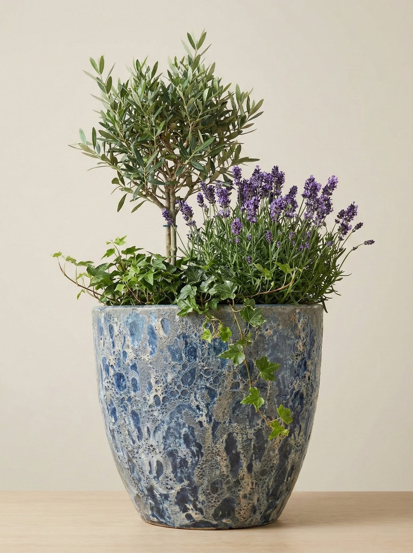 Keramik Pflanzgefäß "Egg Pot" Lava Blau Ø 29cm – Geschliffen & Struktur