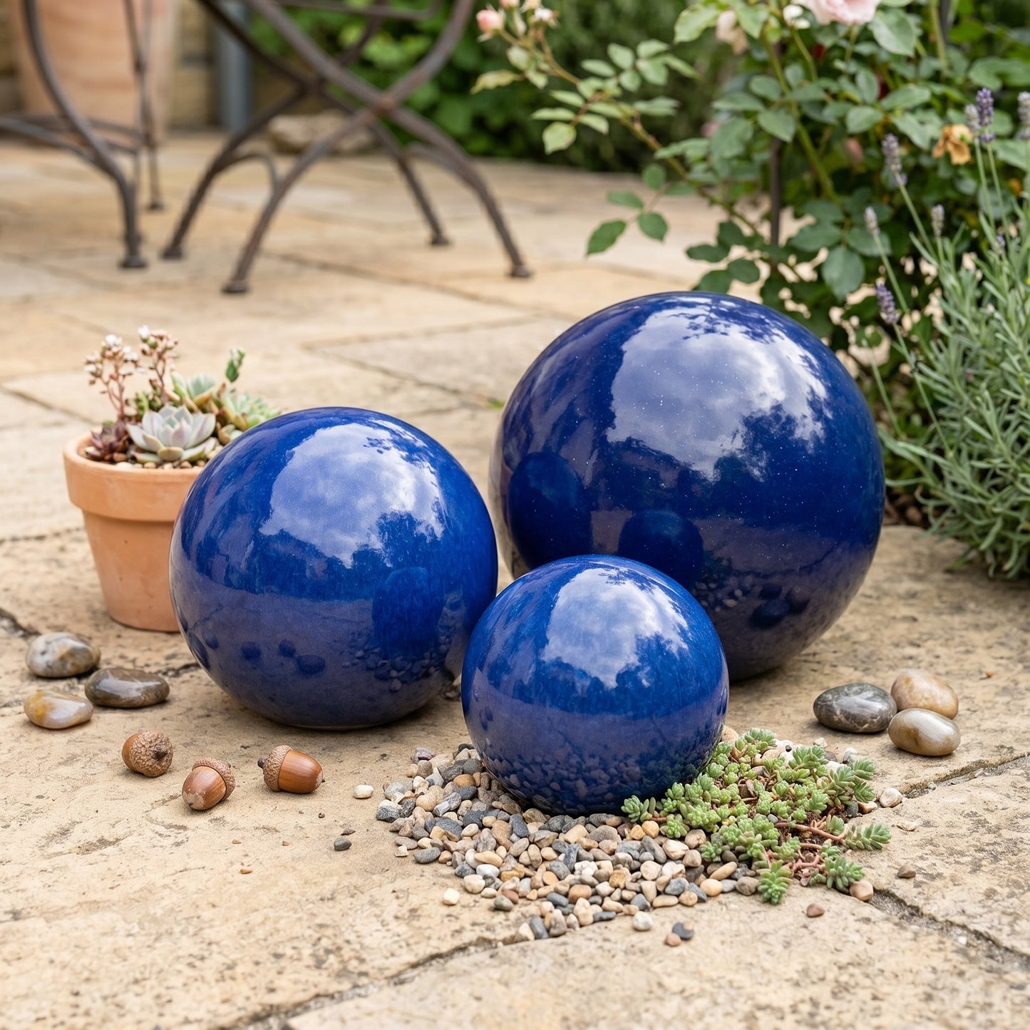 Keramik Gartenkugel Royalblau Ø 28 cm – handgefertigt & frostfest | Teramico
