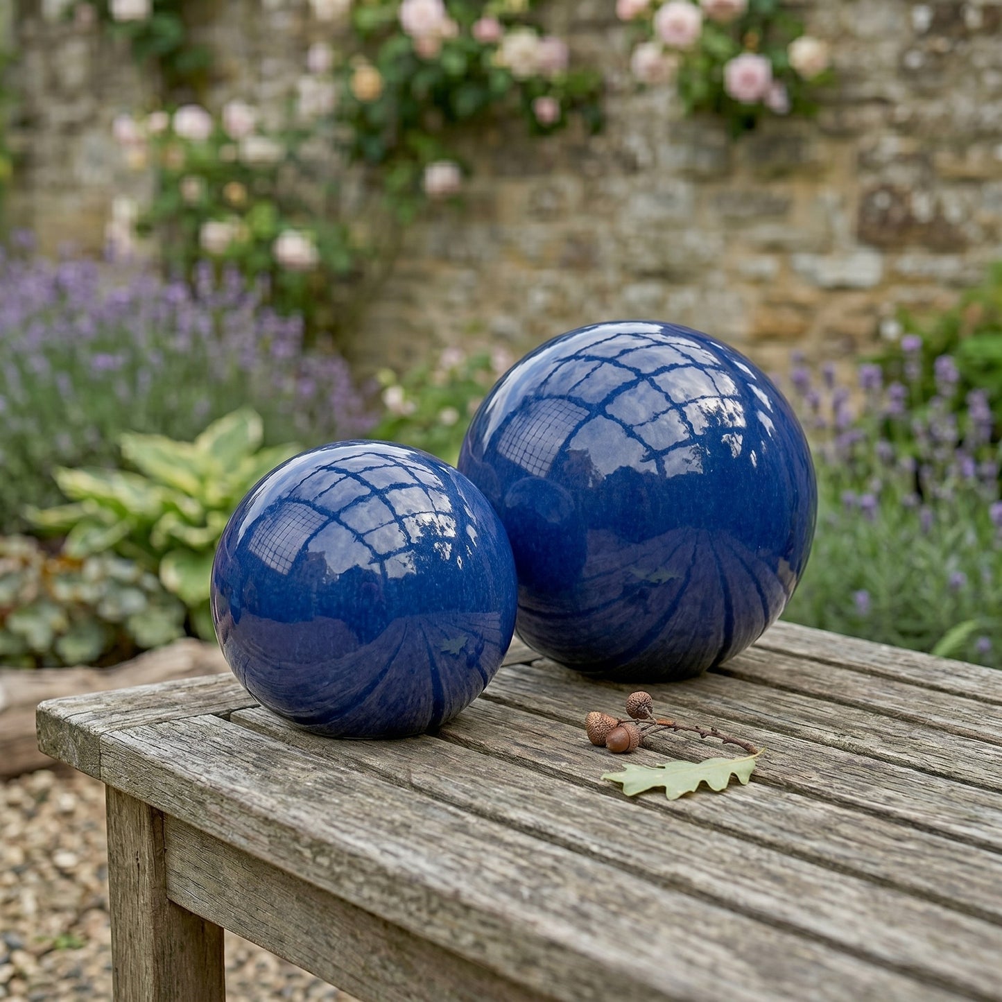 Keramik Gartenkugel Royalblau Ø 28 cm – handgefertigt & frostfest | Teramico