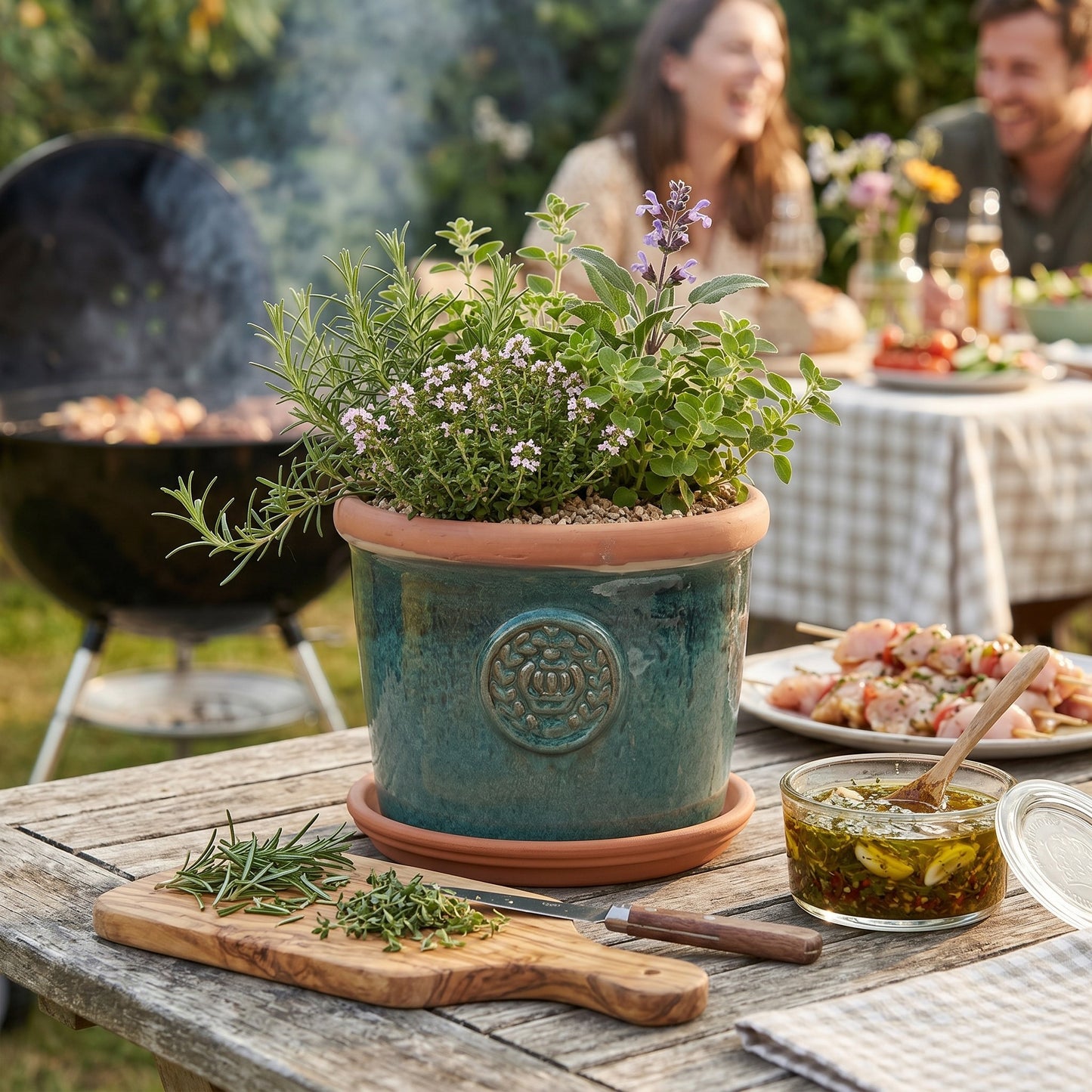 Teramico Pflanzgefäß-Set Provence Moosgrün mit Krone-Motiv & Terracotta-Teller