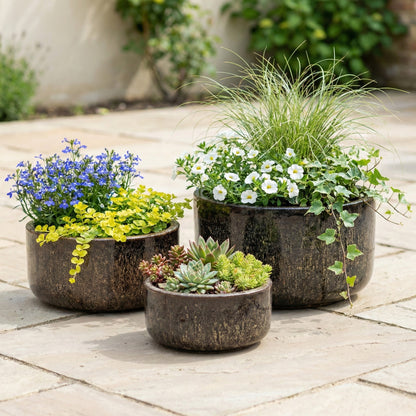 Handgefertigte frostfeste Keramik Pflanzschalen in verschiedenen Größen in der Farbe Falling Braun mit Plfanzen auf Steinboden