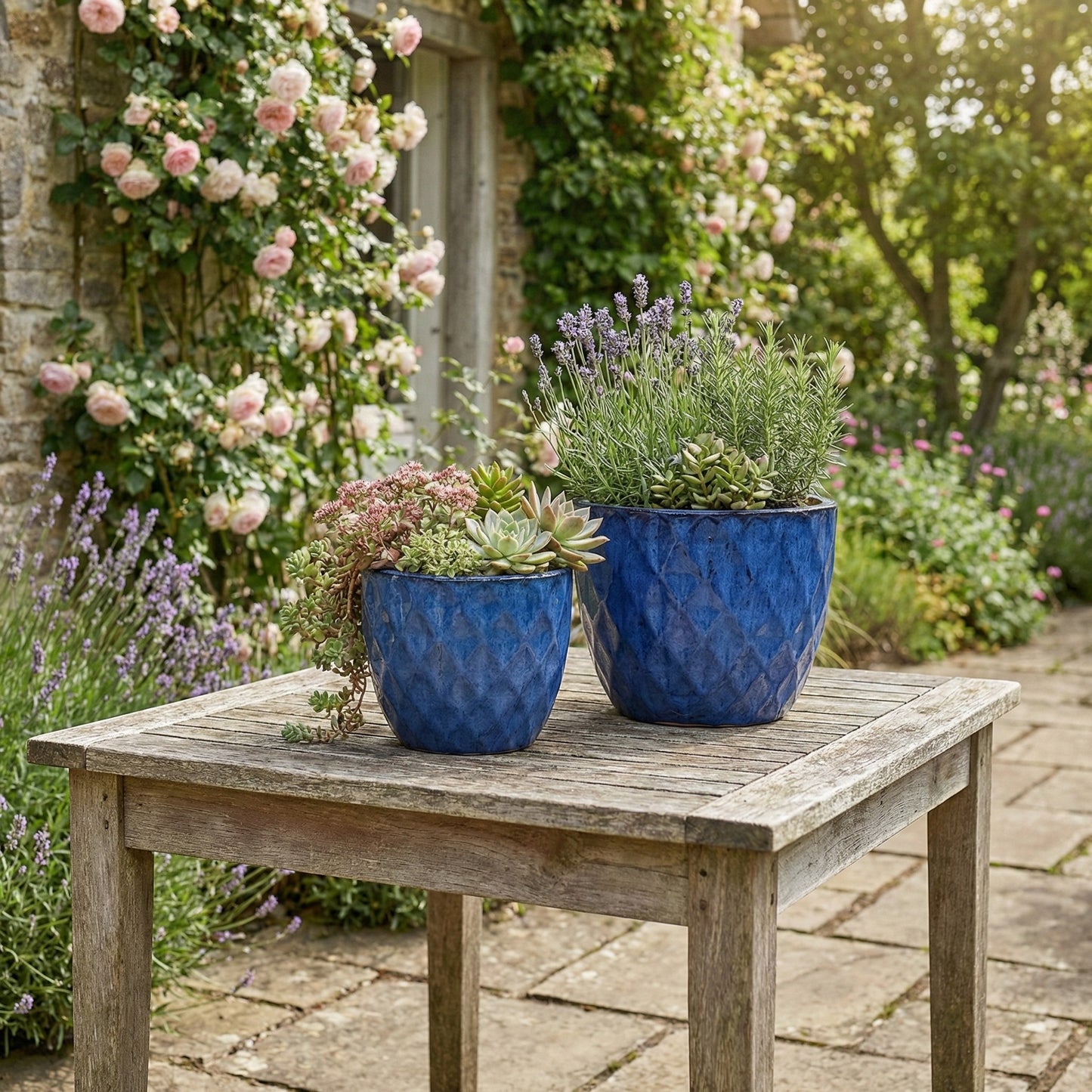 keramik blumentopf blau glaisert auf gartentisch
