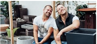Jeff und Lennart von TERAMICO zwischen Pflanzgefäßen