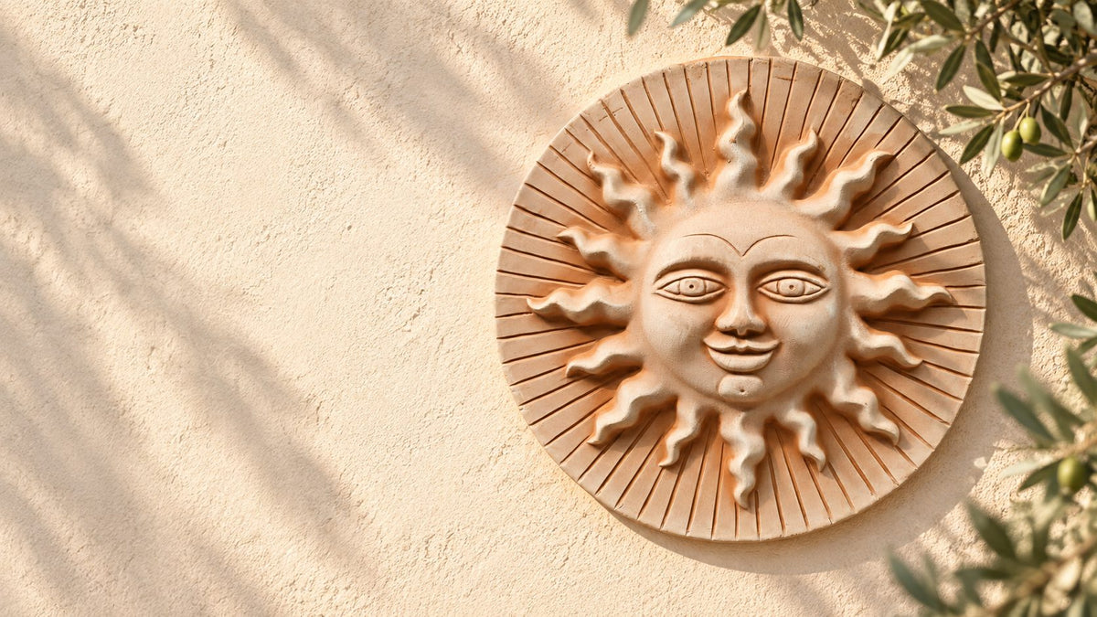 Terrakotta-Sonnenrelief Sole Righe an einer hellen Gartenwand