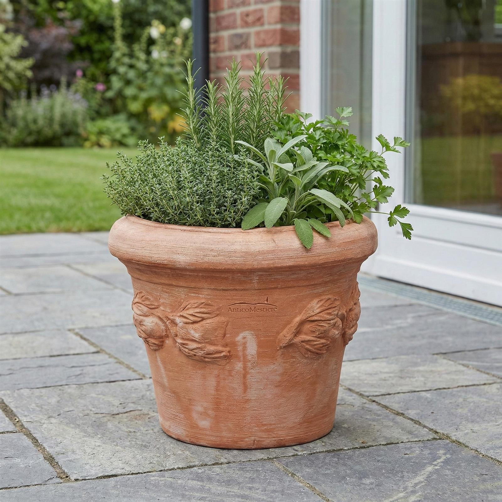 Detailansicht Zitronen Relief auf frostfestem Terrakotta Pflanzgefäß