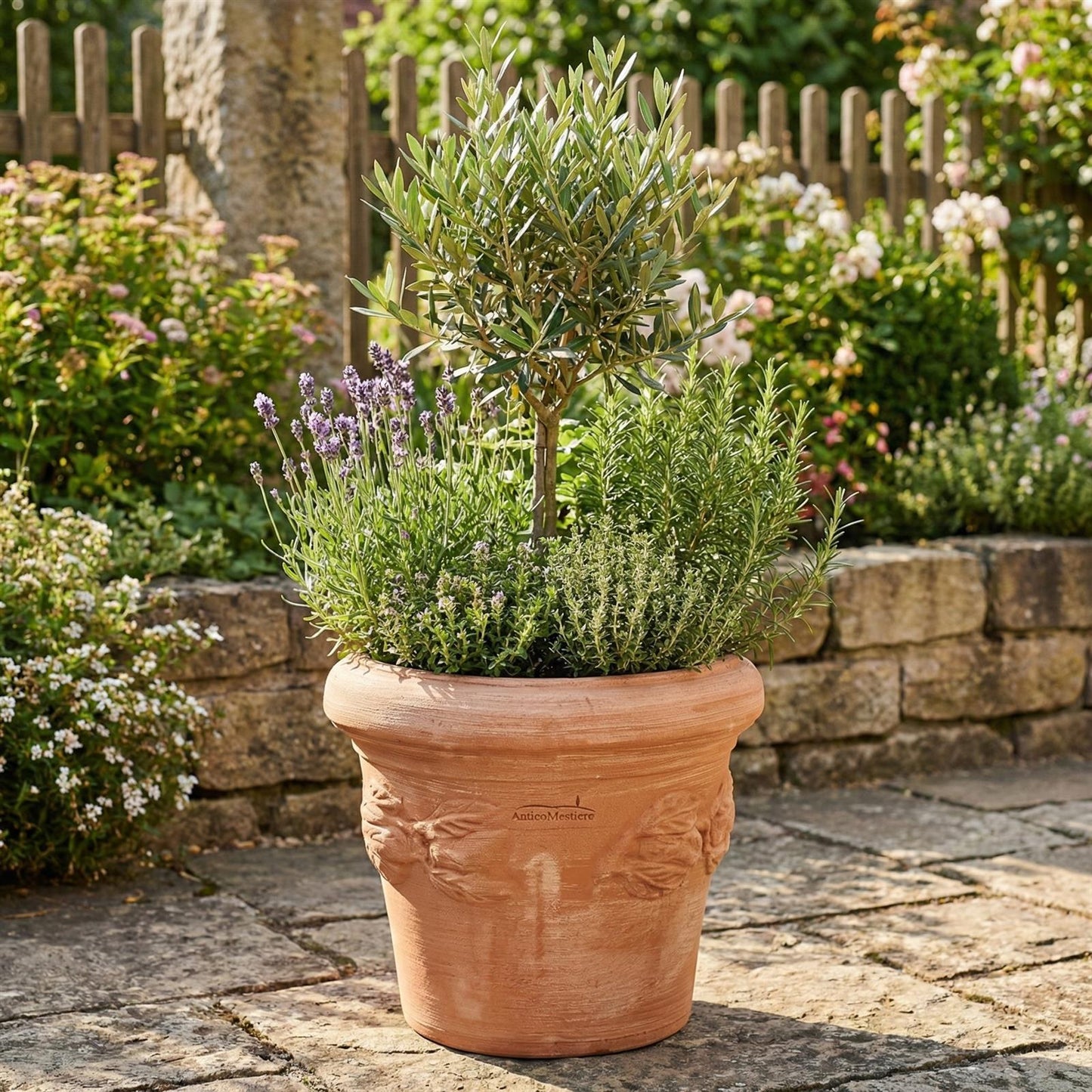 Detailansicht Zitronen Relief auf frostfestem Terrakotta Pflanzgefäß