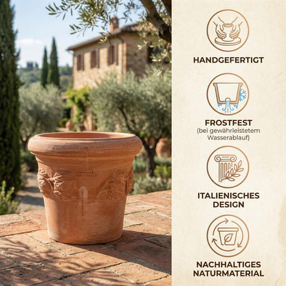 Mediterraner Terrakotta Blumentopf mit Limonenmuster, bepflanzt in einer herbstlichen oder sommerlichen Gartenumgebung.